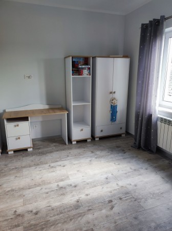 Meble KRÓLICZEK. Meble w kolorze białym z dodatkami w kolorze dębu i uchwytami w kształcie króliczka - Aranżacja 2