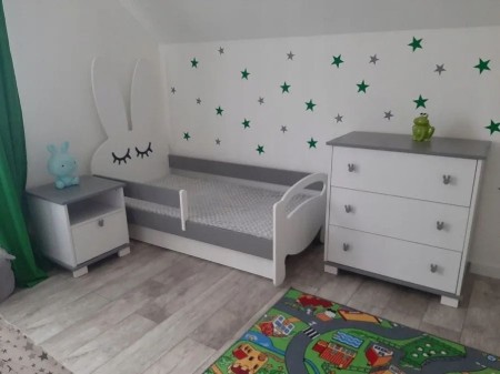 Komoda z szufladami do pokoju dziecięcego KRÓLICZEK. Komoda w kolorze białym z szarymi dodatkami i uchwytami w kształcie króliczka - Aranżacja