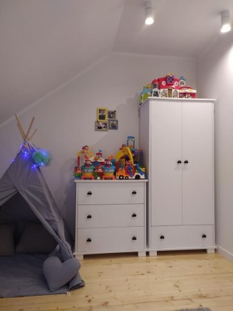 Aranżacja białych mebli Cars z uchwytami w kształcie samochodzików 8