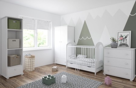 Zestaw mebli dziecięcych z łóżeczkiem Teddy z szufladą, białą komodą, regałem i szafą w jasnym pokoju z dekoracją ścienną w góry