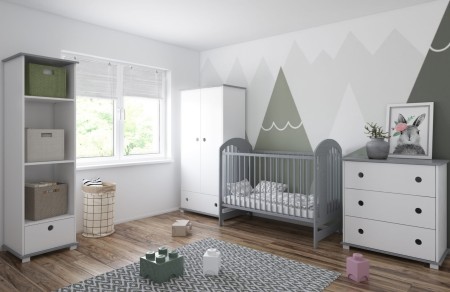 Szare łóżeczko Teddy 120x60 w dziecięcym pokoju z dopasowaną komodą, szafą i regałem – komplet mebli w stylu skandynawskim z dekoracją gór na ścianie