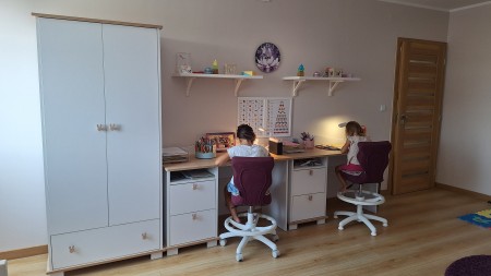 Meble KRÓLICZEK. Meble w kolorze białym z dodatkami w kolorze dębu i uchwytami w kształcie króliczka - Aranżacja 1
