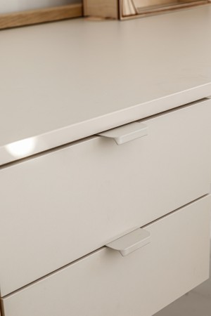 Versa_desk_lifestyle_03.jpeg