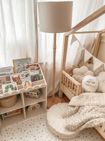 Polka_na_ksiazki_BookNook_latte_04.jpg