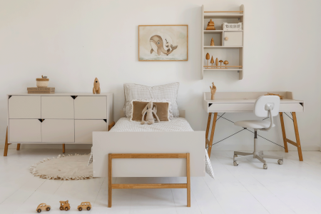 Zestaw mebli dziecięcych LOTTA Latte JUNIOR, składający się z łóżka, biurka i dużej komody