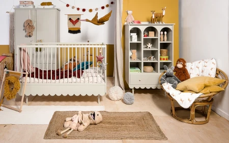 Zestaw mebli do pokoju dziecięcego lub niemowlęcego. Szafa 2-drzwiowa, łóżeczko 140x70 i regał z szufladą.
