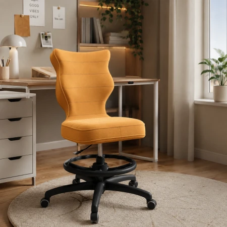 ergonomiczne krzesło dziecięce Petit Velvet z regulacją wysokości i podnóżkiem - Żółte siedzisko i czarna konstrukcja - Aranżacja