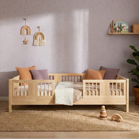 Drewniane łóżko dziecięce LUMI II na nóżkach 10 cm z dwoma barierkami