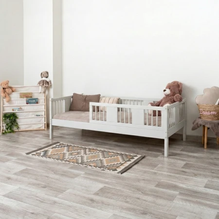 Drewniane łóżko dziecięce LUMI III na nóżkach 20 cm