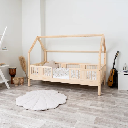 Drewniane łóżko dziecięce LUMI Roof III na nóżkach 20 cm