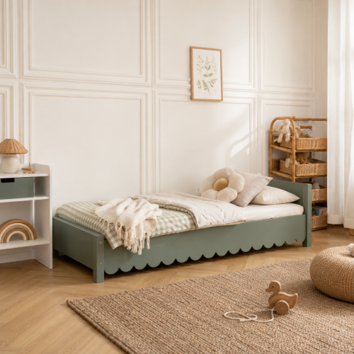 Przejdź do produktu Łóżko dziecięce WOODY Junior – drewniane łóżko z wezgłowiem i ozdobną falbanką
