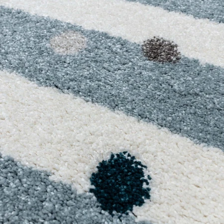 Zbliżenie na wzór niebieskiego dywanu Stripes and Dots