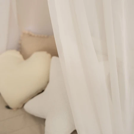 Zbliżenie na lekką prześwitującą tkaninę Soft Veil
