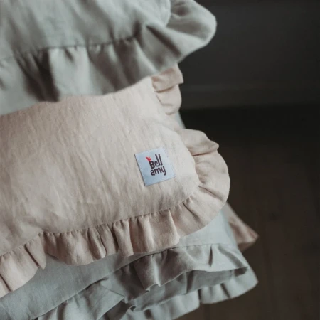 Zbliżenie na naturalną strukturę lnianej pościeli Baby