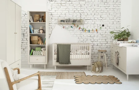 Łóżeczko Petite szampańskie w kompletnej aranżacji kolekcji Petite
