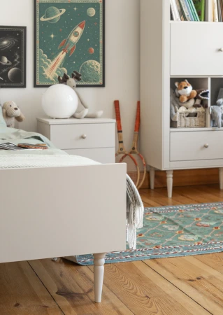 Łóżko Petite w jasnej, minimalistycznej aranżacji sypialni
