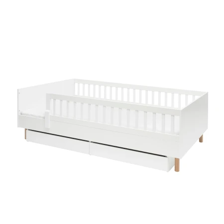 Białe Łóżko Luno Montessori 200x120 z barierką – zdjęcie na białym tle z nóżkami i szufladą