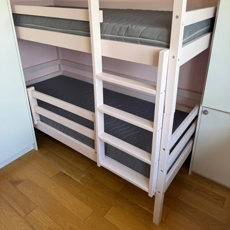 Łóżko piętrowe Dania w kolorze białym w aranżacji jasnego pokoju dziecięcego