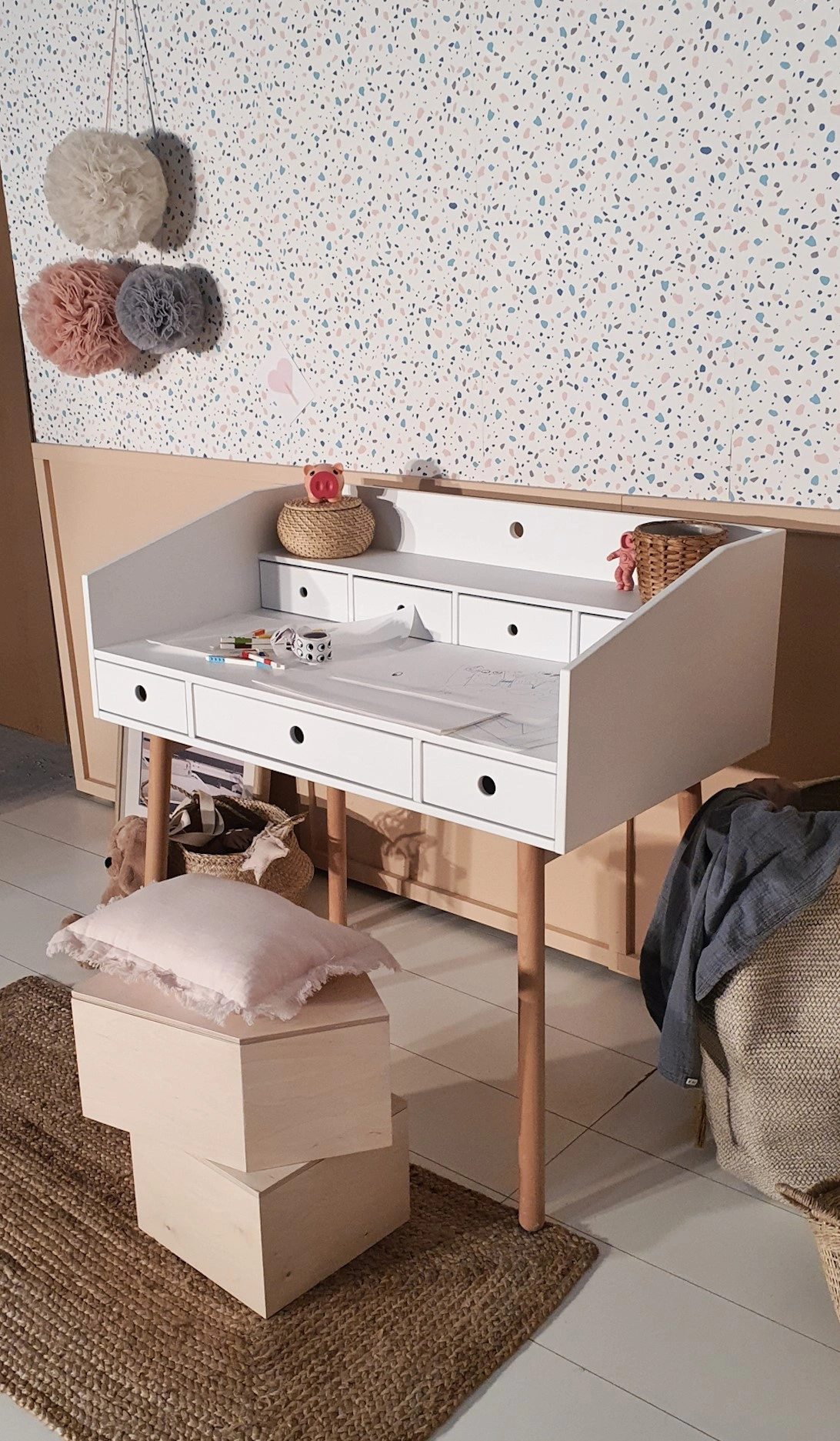 Biurko - Sekretarzyk River do pokoju dziecięcego w kolorze białym - Aranżacja