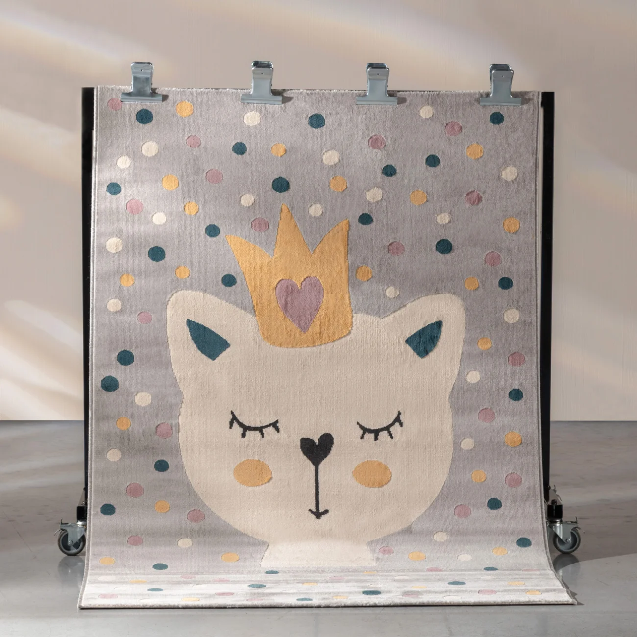 Szary dywan Royal Kitty z pastelowymi kolorowymi kropkami